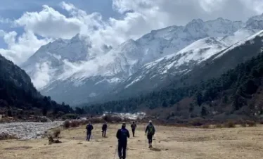 Laya and Lingshi Trek