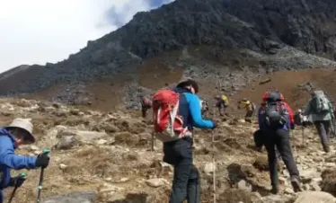 Laya and Lingshi Trek